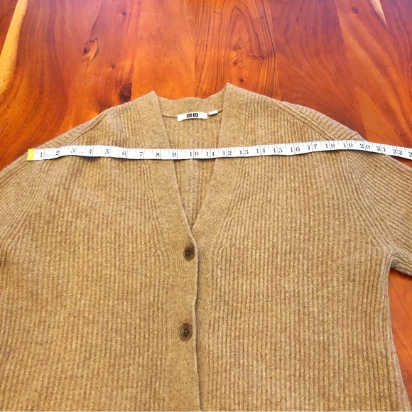 UNIQLO 100% Wool Oversized Minimalist Beige V Neck Sweater Cardigan. Women Large - Picture 8 of 16